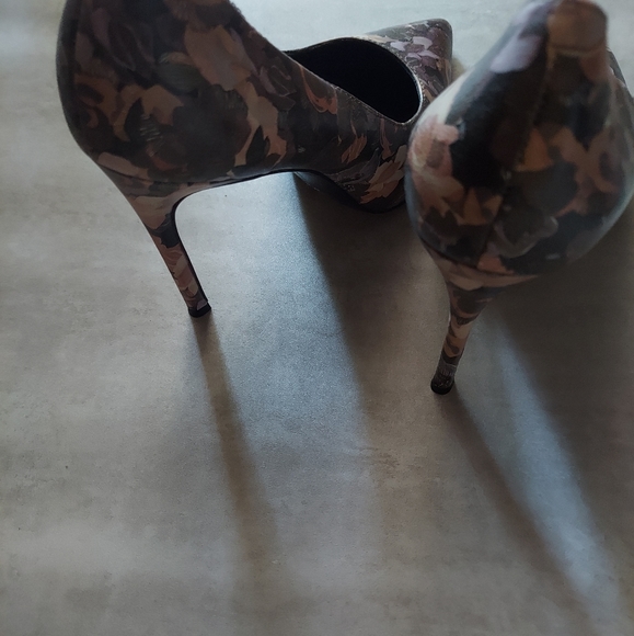 8.5 Pour LaVictoire Floral Pump - Picture 6 of 8